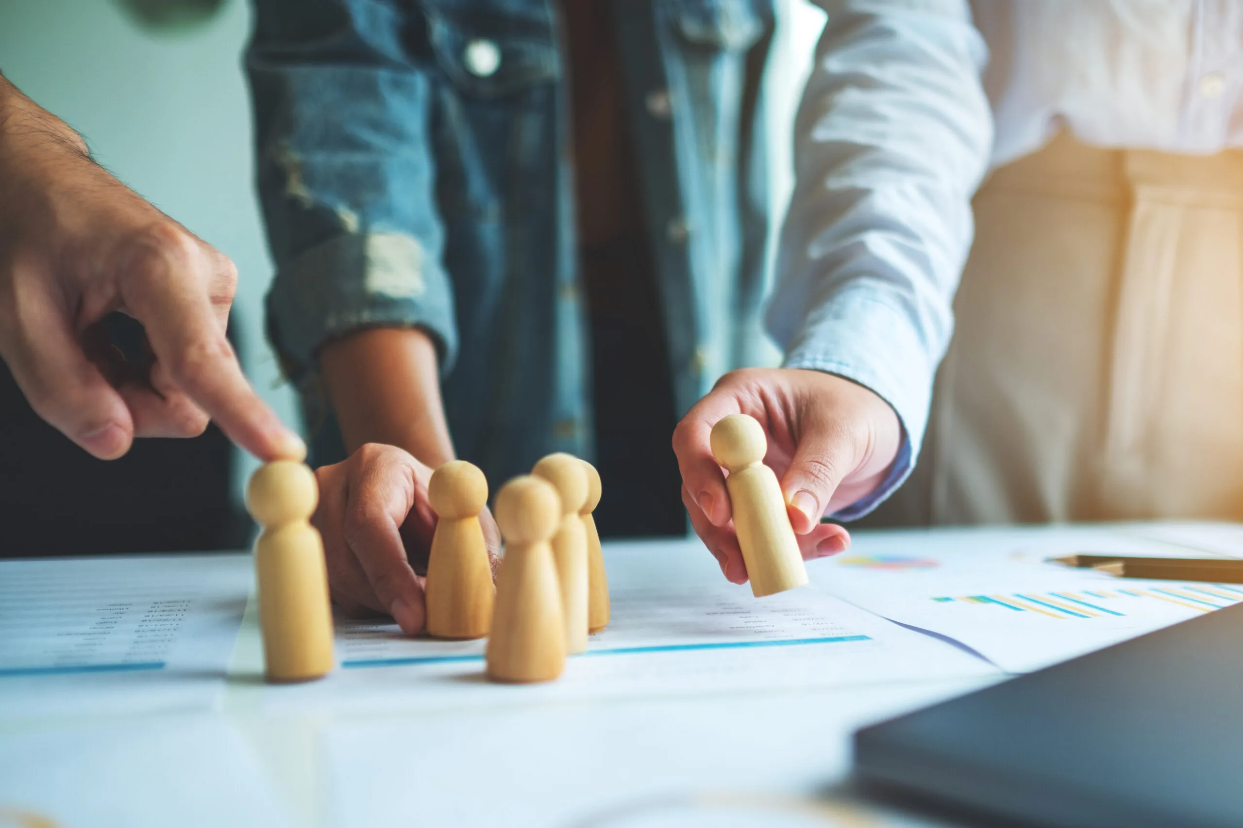 un grupo de profesionales de negocios haciendo una lluvia de ideas y planificando estrategias juntos.